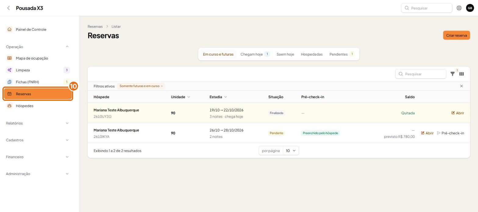 Tela do passo 10: Na lista de Reservas, a coluna Pré-check-in mostra Preenchido pelo hóspede, e o menu Fichas ganha um contador