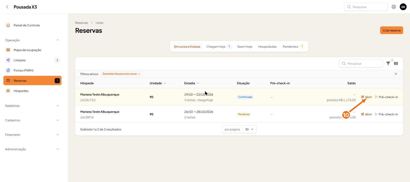 Tela do passo 9: A lista de reservas tem abas para o dia: Em curso e futuras, Chegam hoje, Saem hoje, Hospedadas e Pendentes. A
